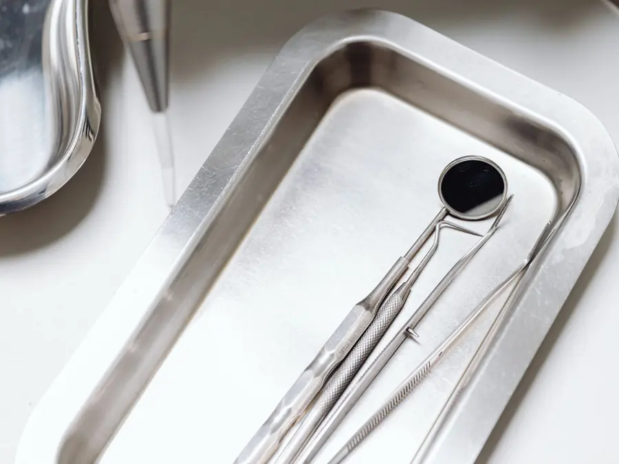 A tidy tray with a small mirror and a probe.